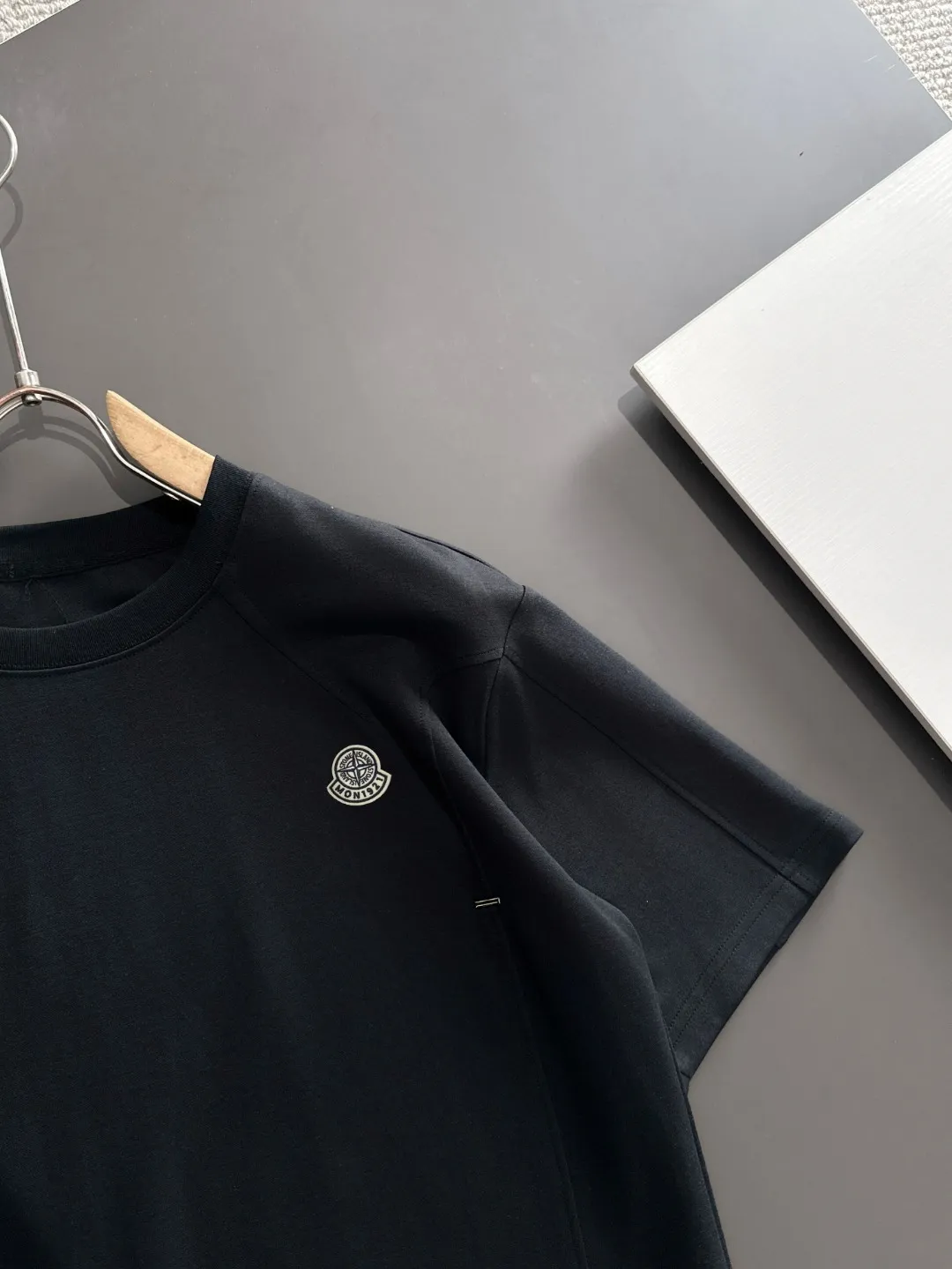 Next day shipment P300 High version Stone lsland/Stone Island 25ss spring and summer new high-end T-shirt Made with machines imported from Italy. Truly the most luxurious and high-quality style that you can wear with your eyes closed. Heavy combed fabrics. High-strength and heavy-weight fabrics feel substantial when weighed. The upper body is more textured than ordinary T-shirts and is not easy to deform. This texture can cope with the weather, absorb sweat and breathable, and is suitable for both hot and cold conditions! Perfectly produced with reference to the original stitch and stitch! The loose fit design is super noble. Custom-woven signature ribbed collar, cuffs, and hem. Really rare and rare goods Size: M-XXXL